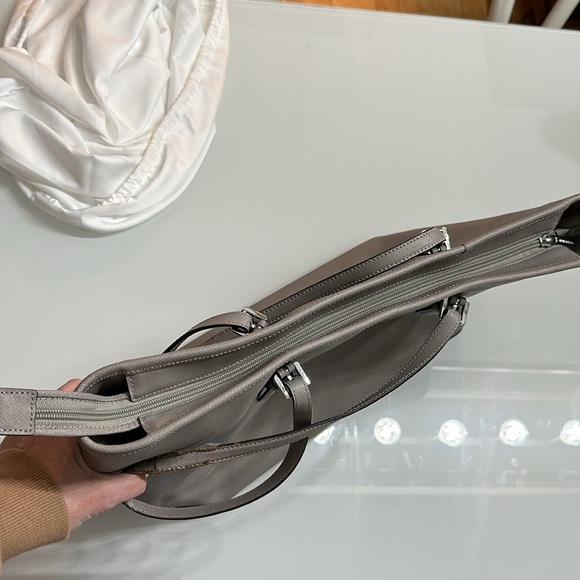 Micheal Kors Large Tote w original dust bag - Picture 11 of 11